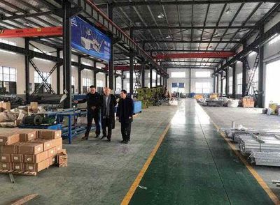 中國中小商業(yè)企業(yè)協(xié)會(huì)副會(huì)長薛美華率隊(duì)考察江蘇萬威電氣